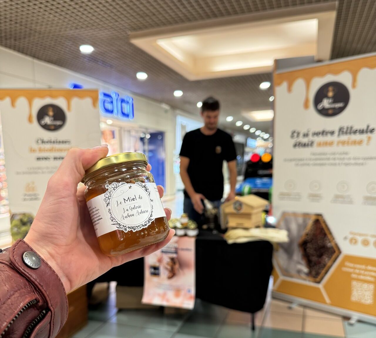 Aurélien d’ApiAuvergne présente le miel des ruches d’Auchan Sud Aubière